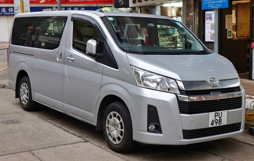 Pilihan Terbaik untuk Kelompok Perjalanan: Sewa Mobil Hiace Bandung